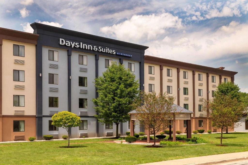 Days Inn and Suites by Wyndham Hammond IN Main image 1